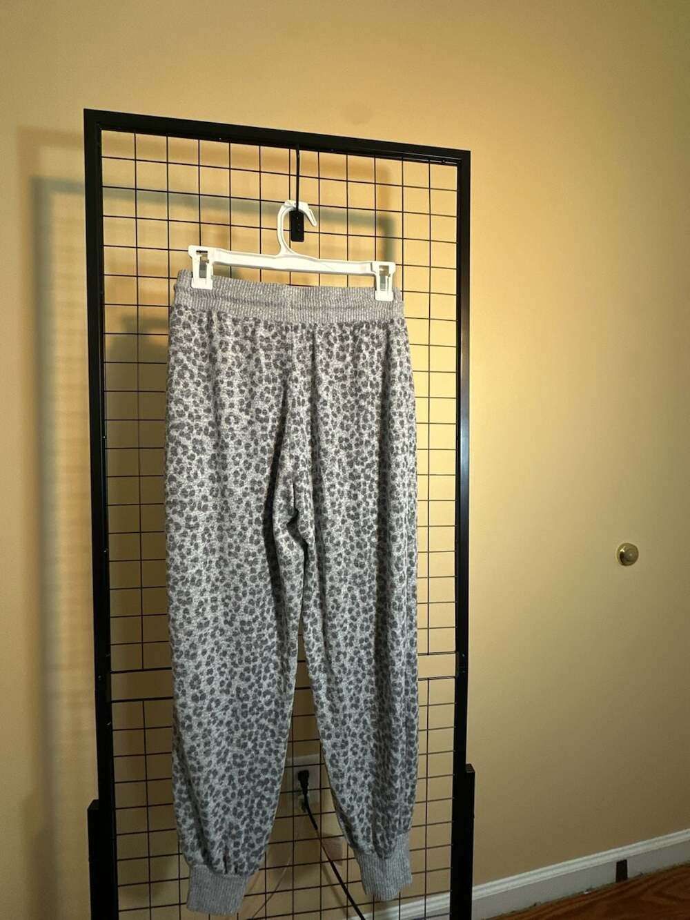 Love by Gap Women's Gray Leopard Print Drawstring Jogger Pants - Picture 3 of 3